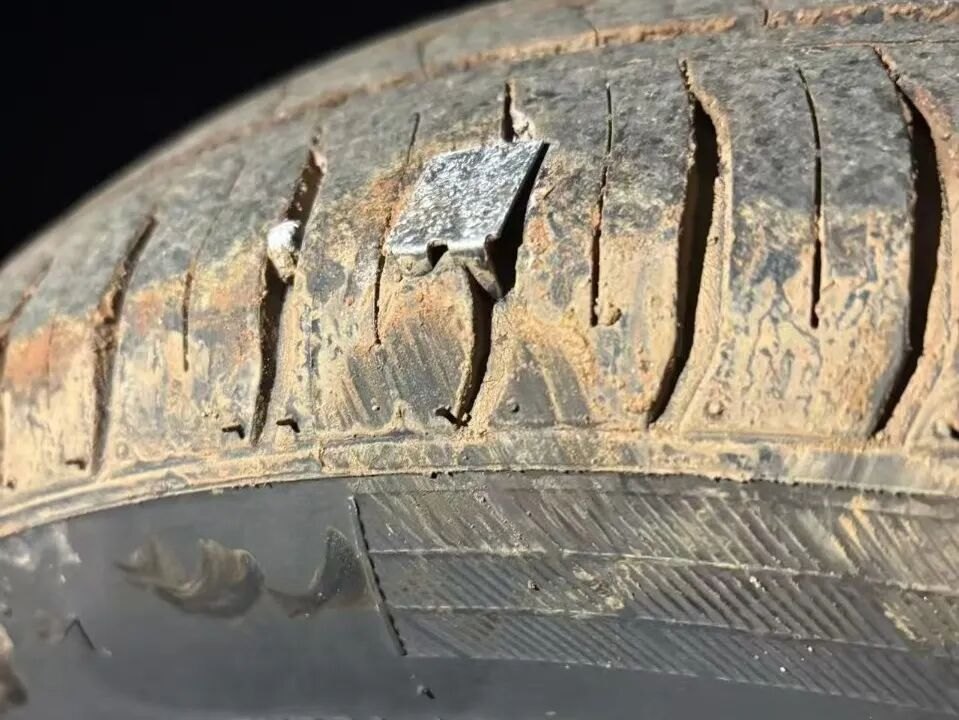昆明警方通报“多辆汽车被扎破轮胎”：抓获14人！其明知路段无路灯、转弯多，仍抛撒铁钉